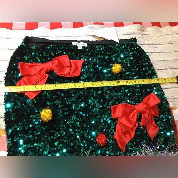 Love on a hanger ugly Christmas Woman’s mini skirt size M-NWT - Picture 3 of 5